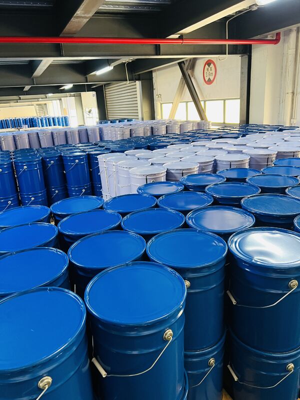Resina Epóxi Industrial de Baixa Flexibilidade com Ponto de Fulgor em Torno de 135°C e Forte Aderência para Metais, Plásticos e Madeira